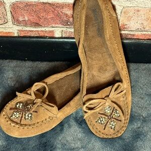 Women's size 8.5 Minnetonka brown suede beaded mocassin